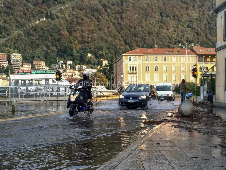 Lungolago Como: riaperta al traffico una corsia 1 lago in piazza cavour como