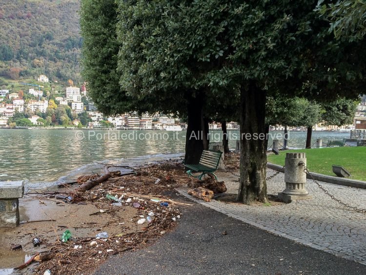 Lungolago Como: riaperta al traffico una corsia 7 sporcizia nel lago