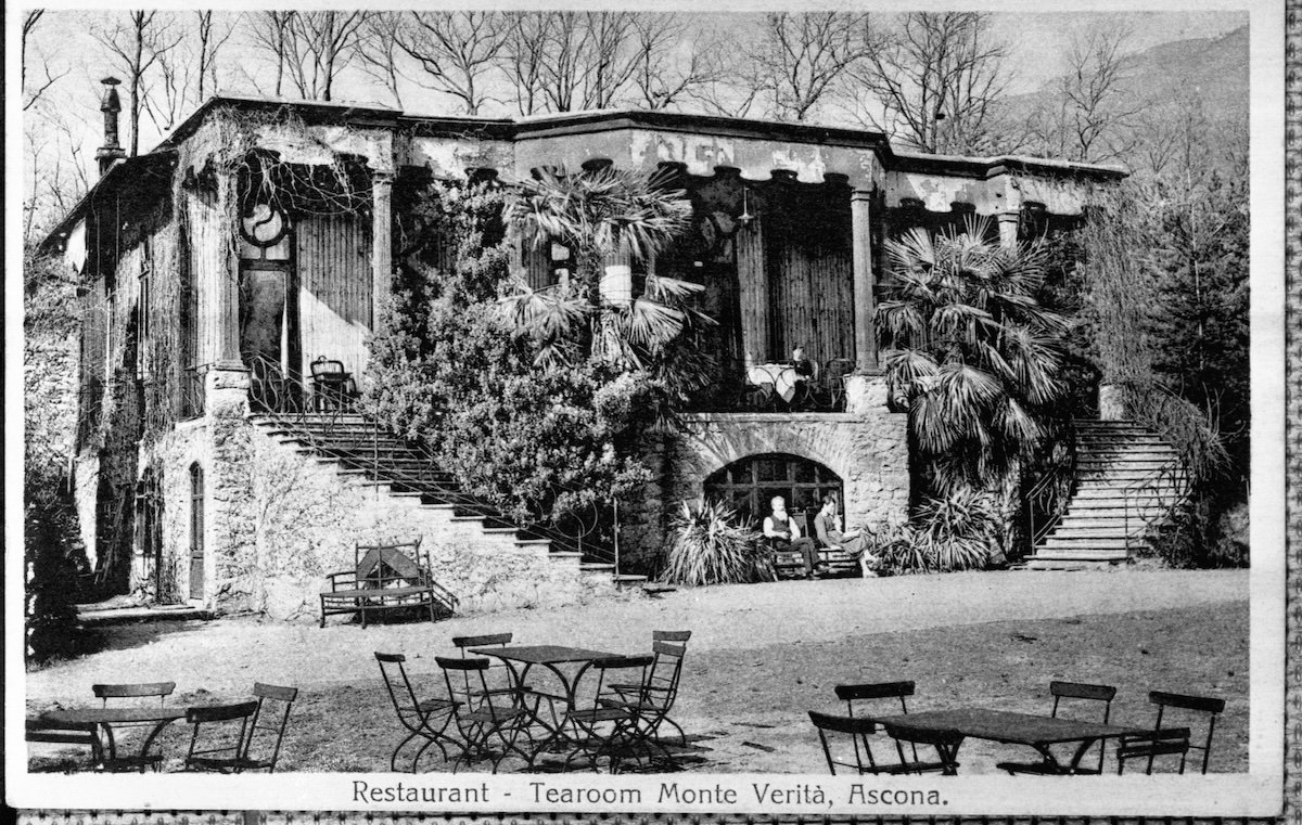 Veduta della casa centrale nel periodo della colonia vegetariana