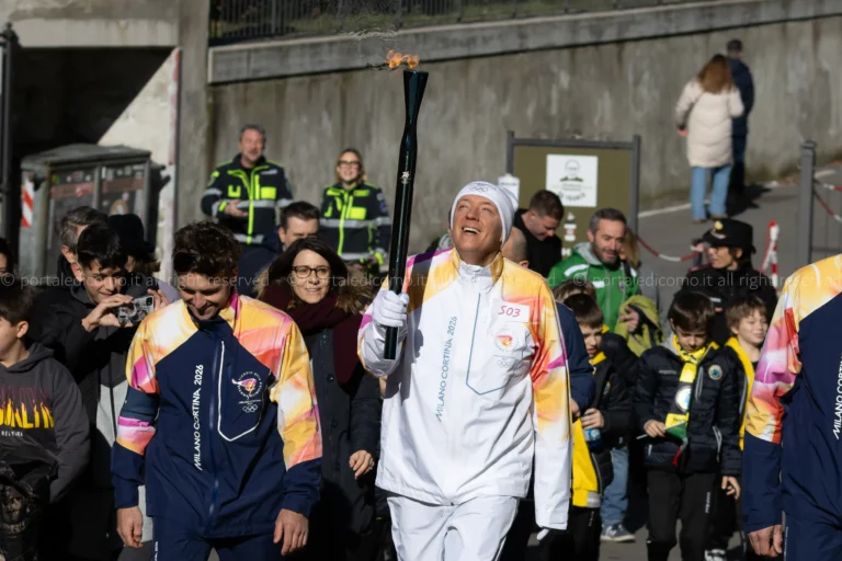 Giochi Olimpici Milano Cortina 2026: la Fiaccola Olimpica a Bellagio 1 Fiaccola Olimpica Bellagio Logo di Como 2026